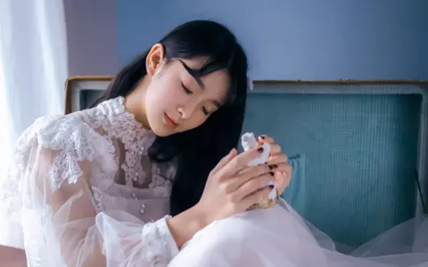 青岛环卫工扫垃圾入海